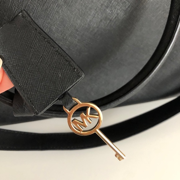 Michael Kors Large Saffiano Leather Hamilton Tote - Picture 5 of 13